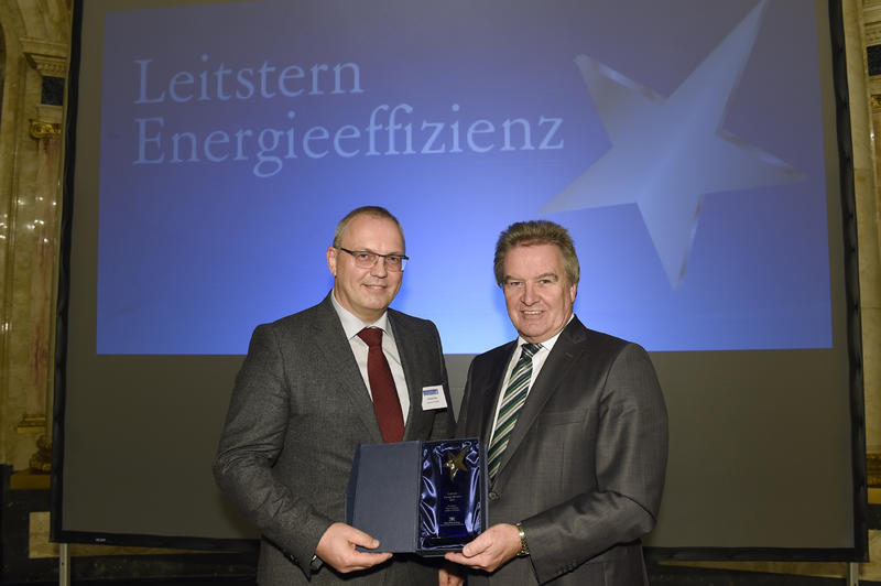 Bild vergrößern: Das Bild zeigt Wirtschaftsdezernent Michael Guse mit Minister Franz Untersteller bei der Preisverleihung (v.l.n.r.)