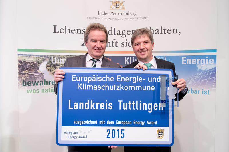 Bild vergrößern: Im Bild: Landrat Stefan Bär (r.) mit dem Minister für Umwelt, Klima- und Energiewirtschaft Baden Württemberg, Franz Untersteller (l.)